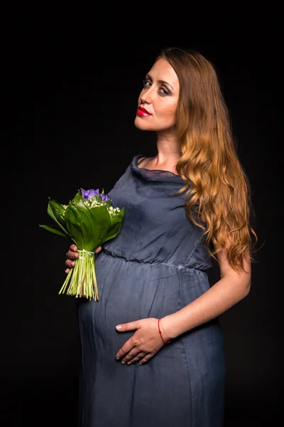 Zwangere vrouw met bloemen — Stockfoto