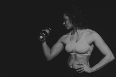 Atletik kıvırcık kız