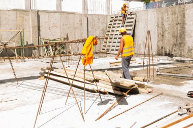 inşaatta çalışıyor