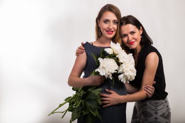 Kız arkadaşıyla güzel hamile kadın