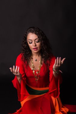 Kırmızı siyah bir zemin üzerine muhteşem bir kadın