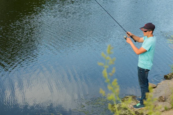 L'homme a attrapé un poisson — Photo