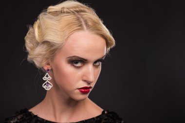 retro giysili bir kadına