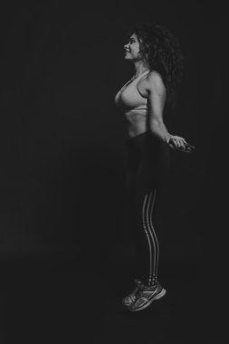 Atletik kıvırcık kız