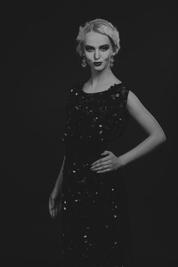 retro giysili bir kadına