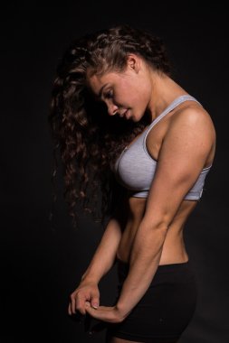 Atletik kıvırcık kız