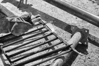 inşaatta çalışıyor