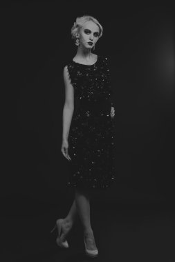 retro giysili bir kadına