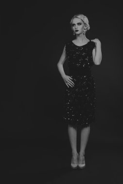 retro giysili bir kadına