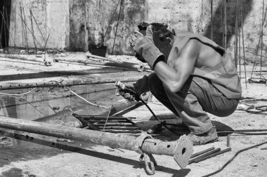 inşaatta çalışıyor