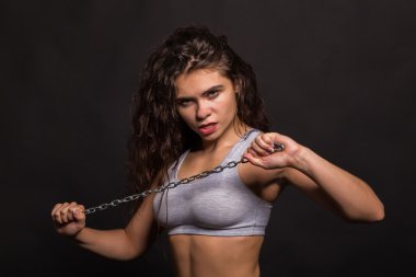 Atletik kıvırcık kız