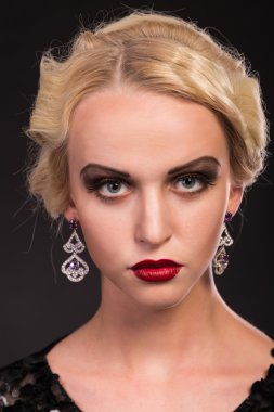 retro giysili bir kadına