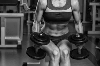 Spor salonunda güzel sarışın