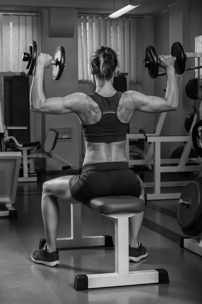 Hermosa rubia en el gimnasio — Foto de Stock