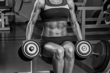 Spor salonunda güzel sarışın