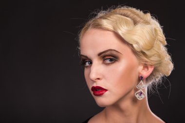 retro giysili bir kadına