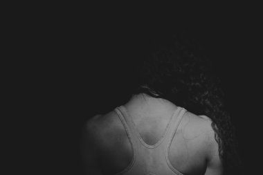 Atletik kıvırcık kız