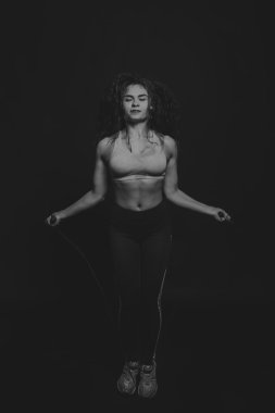 Atletik kıvırcık kız