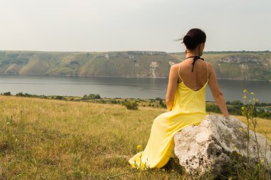 Nehir üzerinde güzel bir elbise esmer