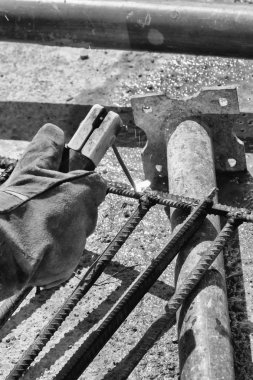 inşaatta çalışıyor