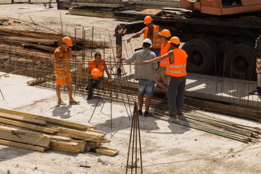 inşaatta çalışıyor