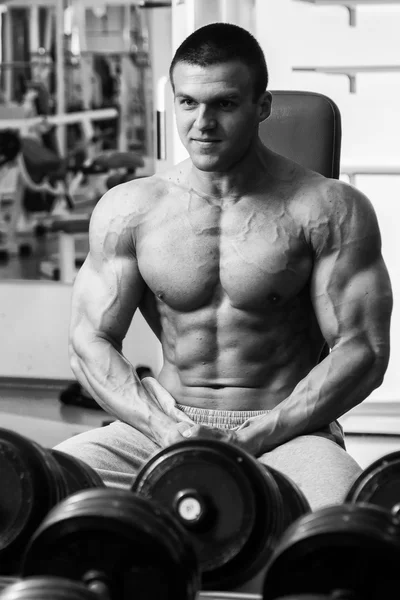 Atleta realiza ejercicios en el gimnasio — Foto de Stock