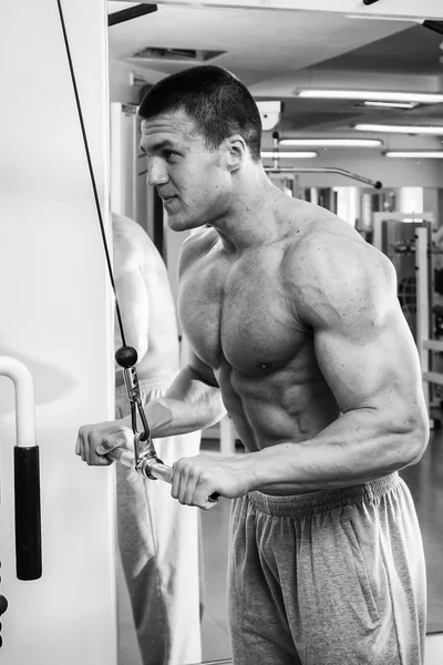 Atleta realiza ejercicios en el gimnasio — Foto de Stock