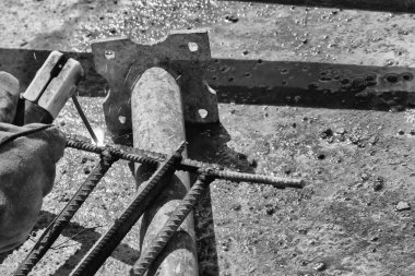 inşaatta çalışıyor