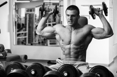 Atlet egzersizleri spor salonunda gerçekleştirir.