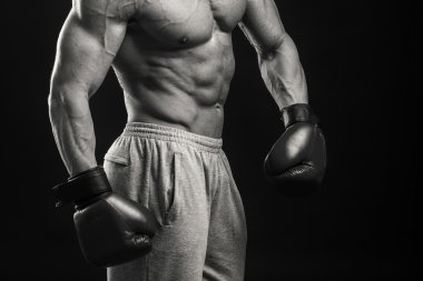 Karanlık bir arka plan üzerinde profesyonel boksör