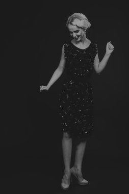 retro giysili bir kadına