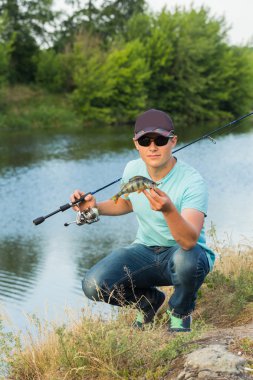 Adam bir balık yakaladı