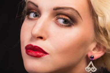 retro giysili bir kadına