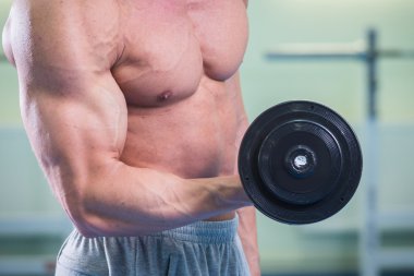 Atlet egzersizleri spor salonunda gerçekleştirir.