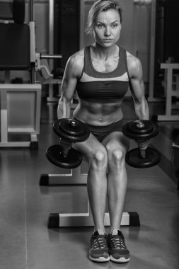 Spor salonunda güzel sarışın