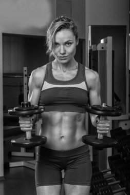 Spor salonunda güzel sarışın