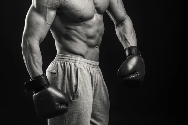 Boxeador profesional sobre fondo oscuro — Foto de Stock