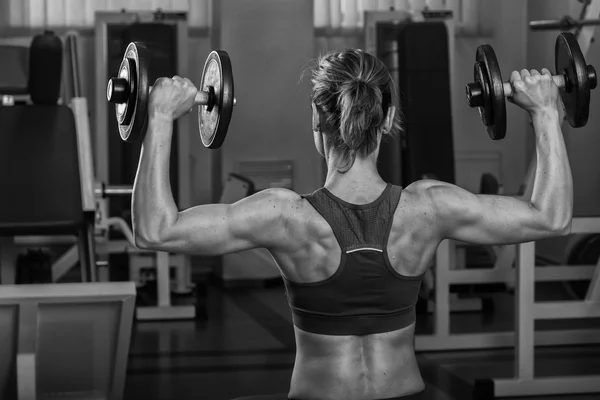 Vacker blondin i gymmet — Stockfoto