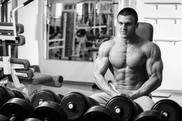 Atleta realiza ejercicios en el gimnasio —  Fotos de Stock