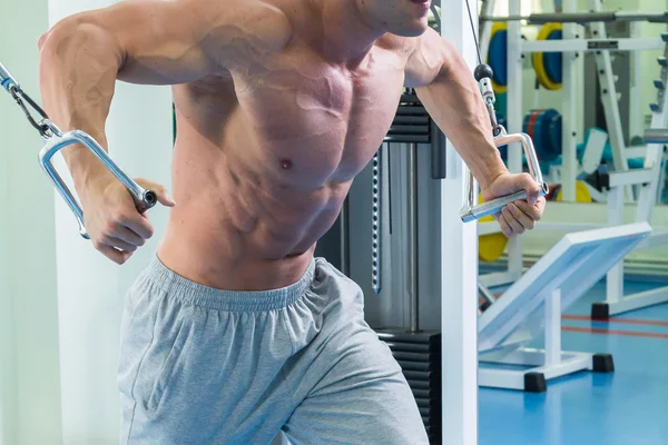 Atleta realiza ejercicios en el gimnasio —  Fotos de Stock