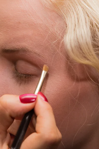 Professionell makeup på en vacker flicka — Stockfoto