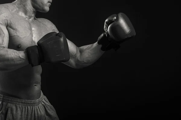 Boxeador profesional sobre fondo oscuro — Foto de Stock