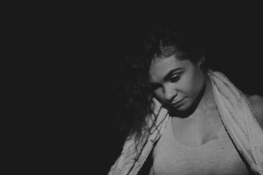 Atletik kıvırcık kız