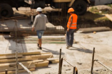 inşaatta çalışıyor