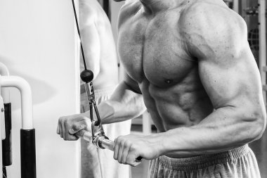 Atlet egzersizleri spor salonunda gerçekleştirir.