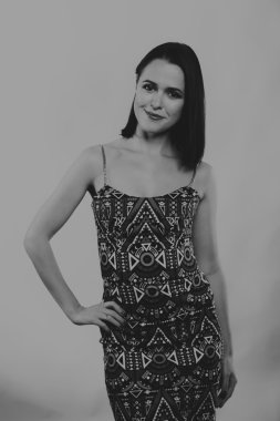 Şık elbiseli güzel esmer