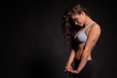 Atletik kıvırcık kız