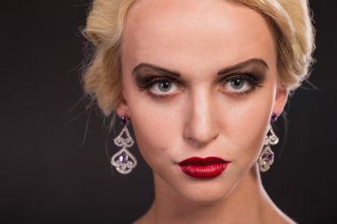 retro giysili bir kadına