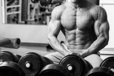 Atlet egzersizleri spor salonunda gerçekleştirir.