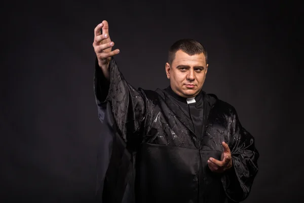 L'acteur joue le rôle d'un prêtre — Photo